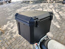 MTN55L 70L大容量摩托车尾箱 防水防盗pp塑料外卖箱通用电动车后备箱 70L黑箱黄条尾箱 标配（缓震底座+螺丝包） 实拍图