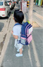 阳光8点小学生书包减负护脊轻便男女孩儿童双肩包英伦风一到六年级背包 宝蓝配粉红（小号适合1-3年级） 实拍图