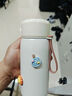 巧芬智能保温杯大容量男女儿童316不锈钢水杯便携高颜值学生随行杯子 316感应显温-奶芙白+3D贴片400ml 实拍图