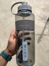 富光拾喜塑料杯2000ml大容量运动杯子成人吸管杯男女便携水杯户外健身太空杯大号学生旅行水瓶防摔 灰色 2000ml 实拍图
