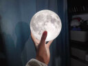 汶纳几 3D月球灯月亮灯创意小夜灯卧室床头台灯浪漫梦幻星空灯睡眠灯WH18 三色触摸 8.5CM【充电款】含支架 实拍图
