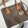 MICHAEL KORS【七夕礼物】mk女包 单肩斜挎手提包琴谱包风琴包托特包送女生 老花款 棕色 礼物 实拍图