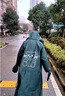 菲享雨衣电动车成人全身防暴雨雨衣一体式男女单人带连体袖骑行雨披 墨绿色【可拆卸手套+双帽檐】 XL 1件 码（适合160-170cm） 实拍图