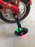 儿童自行车辅助轮童车闪光辩论童车单支撑学车轮子配件 12寸黑色发光辅助轮一套(配工具) 实拍图