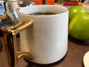 世瓷马克杯办公室茶杯陶瓷杯子家用白瓷男女水杯牛奶杯轻奢咖啡杯礼盒 迭影白色（轻奢礼盒装不含勺） 实拍图