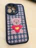 吟悦 适用苹果13/pro/max手机壳 iPhone新款卡通13mini全包镜头防摔网红硅胶皮纹软壳毛衣熊女款 (炫酷黑)红色毛衣熊黑-贈保护膜 苹果13pro 实拍图