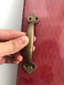 远都 中式纯黄铜拉手仿古木门窗户把手老式家具橱柜抽屉拉手铜免打孔 长9cm 古铜色【一个】 实拍图