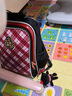 UnMe台湾unme男女小学生一年级书包男1-3-6轻防水儿童双肩背送礼书包 3285红格 1-3年级 小挂件+腰扣 实拍图