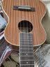 Tom尤克里里ukulele乌克丽丽桃花芯木沙比利入门小吉他 23英寸 tuc-200b沙比利木 实拍图
