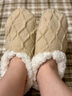 俞兆林地板袜冬季大人加绒加厚保暖鞋袜女士居家防滑暖脚袜套羊羔绒鞋袜 【杏色单双装】 1双 实拍图