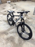 云宵自行车成人山地自行车学生变速赛车双减震单车铝合金单车学生车 旗舰钢架三刀轮-黑白-减震 26寸30速【160-180cm】 实拍图