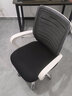 依恋达家用电脑椅子办公椅人体工学椅办公室转椅可调节会议椅职员椅座椅 黑网白框【加厚乳胶座垫】 实拍图