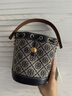 Tory Burch 汤丽柏琦 T MONOGRAM 迷你提花斜挎水桶包TB 80534 海军蓝 405 实拍图