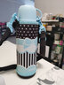 膳魔师（THERMOS）大容量儿童FHO不锈钢保温杯 双盖两用直饮带杯套可调节背带便携 黑蓝配色-蝴蝶结 1000ML 实拍图