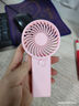 手持小风扇 电风扇 迷你随身便携式电池款桌面轻音学生儿童可手持可站立超长续航 粉色 带两节七号电池 实拍图