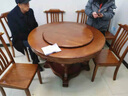 申师傅餐桌酒店包厢实木圆形带转盘饭店火锅大圆桌8\/10\/12人家用餐厅 1.2米+80公分转盘 单桌 胡桃色【不带电磁炉】 实拍图