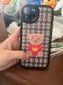 吟悦 适用苹果13/pro/max手机壳 iPhone新款卡通13mini全包镜头防摔网红硅胶皮纹软壳毛衣熊女款 (炫酷黑)红色毛衣熊黑-贈保护膜 苹果13 实拍图