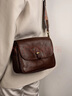 歌菲妮（girlfeel）包包女2024新款潮通勤真皮复古小方包斜挎包植鞣牛皮邮差包 咖啡色 实拍图