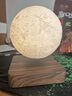 如初磁悬浮月球灯月亮灯送男女友生日礼物实用氛围小夜灯高级乔迁之喜 仿木纹浅色底插电款 [14cm月球] 实拍图