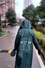 菲享雨衣电动车成人全身防暴雨雨衣一体式男女单人带连体袖骑行雨披 墨绿色【可拆卸手套+双帽檐】 XL 1件 码（适合160-170cm） 实拍图