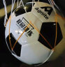 得力（deli）4号球足球儿童学生青少年比赛训练PVC机缝足球 气筒赠完即止F1205 实拍图