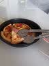 Jidaocook披萨盘饼底烤盘圆形家用商用烘焙烤箱pizza蛋糕模具套装 10英寸盘+滚刀+铲+打孔器+油刷 实拍图
