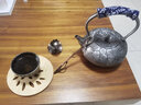 山本堂日本原装进口砂铁壶纯手工铁壶煮茶器铸铁泡茶壶家用煮茶壶套装 扁の樱花砂铁壶 1400ml 慢工佳品 实拍图