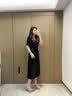 玖姿·安娜蔻简约优雅clean fit拼接收腰小V领连衣裙女夏款 素黑 M 实拍图