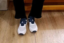 足力健老人鞋中老年轻软透气休闲鞋防滑夏凉鞋2421510J 男-白/蓝 38 实拍图