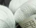 依尚长毛水貂绒毛线羊绒线围巾毛线团粗毛线编织婴儿用毛线球手编中粗 白    色 实拍图