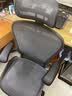 赫曼米勒（HERMAN MILLER）美国品牌 99成新二代赫曼aeron原装二手人体工学椅电脑椅 整椅发货 质保十二年 久坐护腰办公椅电脑椅 石墨黑（大号+尼龙脚） 送头枕 实拍图