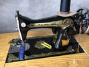 蝴蝶牌（BUTTERFLY）正宗上海蝴蝶牌老式缝纫机脚踏式手动飞人裁缝机头可电动吃厚衣车 黑蝴蝶+黄色台板+铸铁机架+电机 实拍图