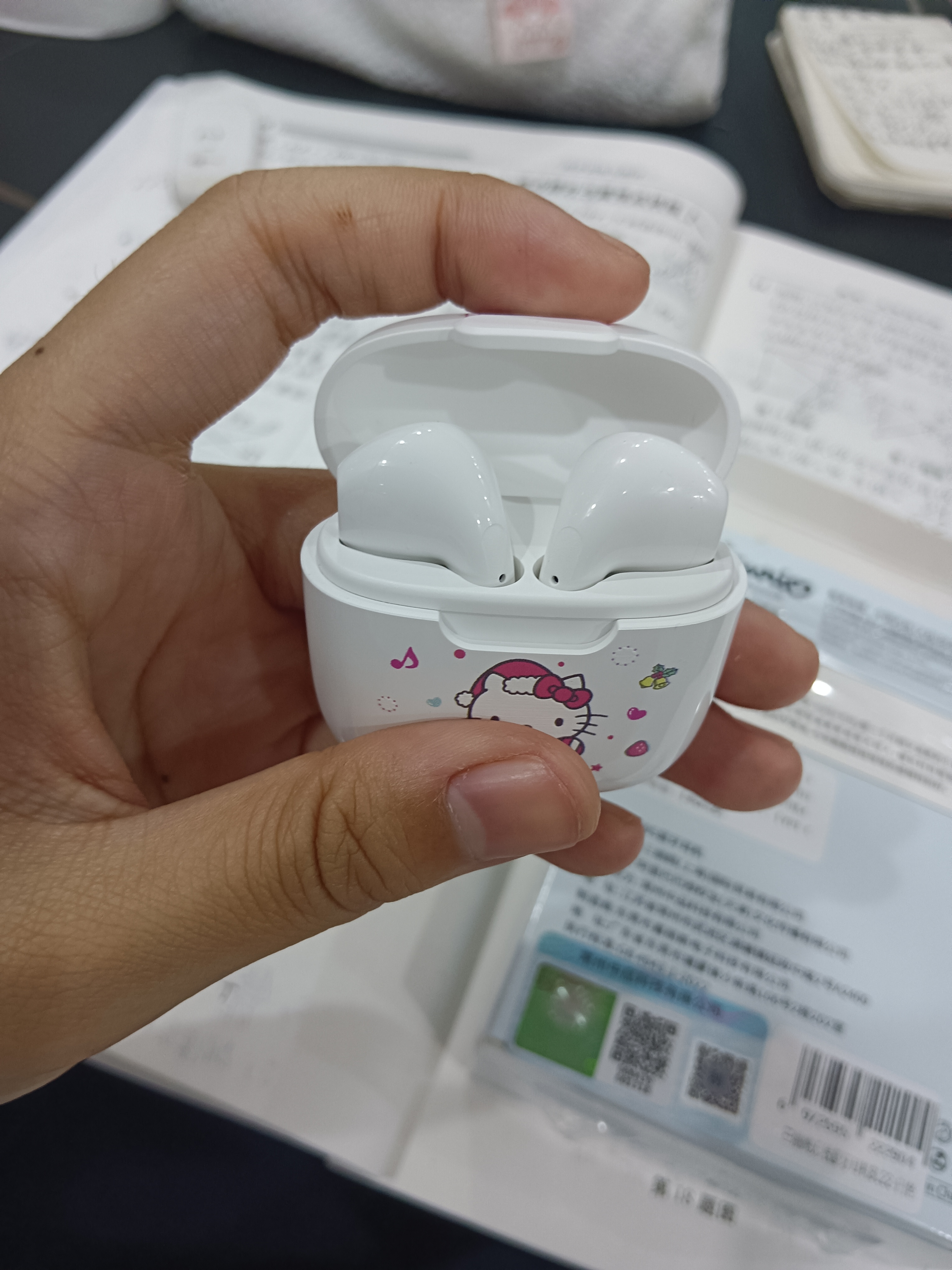 三丽鸥Hello Kitty蓝牙耳机半入耳式无线超长续航大电量HIFI音质通话降噪蓝牙5.3运动耳机适用华为苹果 白色凯蒂猫【蓝牙5.3+音画同步】 实拍图
