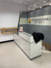 音雅（YINYA）公司前台接待桌咨询柜台简约吧台便利店铺收银台 灰石纹+黑色 左拐角+氛围灯 120x60x100cm 实拍图