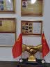 上善好 办公室摆件工艺品 办公桌面装饰品 国旗小红旗党旗诚信握手 送朋友店铺公司总经理开业礼品 WS 诚信握手 土豪金 约40x20x45厘米 实拍图