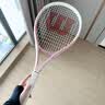 威尔胜（Wilson）男女生入门初学大学生轻巧减震大拍面新手情侣穿线网球拍送礼物 草莓拍 温柔粉- WR087910U 2号柄 实拍图