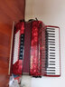 鹦鹉（YINGWU）鹦鹉键盘手风琴三四排簧老字号手风琴初学入门演奏厂家直接发货 120贝斯4排簧9968红色 实拍图