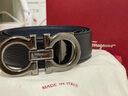 菲拉格慕（Ferragamo）男士腰带板扣腰带商务皮带双面可用【带宽约3.5cm 679710 0687611枪色/黑蓝荔枝纹 110码（适合腰围3尺2-3尺4） 实拍图