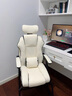 英斯迪尔（INSDEA）家用电脑椅舒适久坐书桌办公椅可躺沙发椅休闲弓形椅电竞椅固定脚 白色黑边+头枕+脚踏-升级乳胶款 钢制脚 联动扶手 实拍图