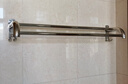 沛艺304不锈钢毛巾架卫浴置物架免打孔双层壁挂毛巾环卫生间毛巾杆厚 纯正精品304加厚带勾底座双杆 长60cm（打孔免打孔双用） 实拍图