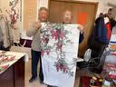 手捞坊 瓦当纸空白对联纸五言七言比赛作品书法专用纸三分熟生四尺对开白色仿古色水印瓦当描金龙凤 洒金水印瓦当对联-仿古色 七言 四尺对开(40张/包) 实拍图