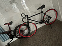 EG7死飞自行车男实心胎活飞网红倒刹车单车公路赛轻便成年学生成人女 黑红色弯把26寸30刀 骑行无忧 实拍图