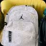NIKE【满天星】 JORDAN 耐克AJ双肩背包大学生电脑包大容量减负书包 白色/白色/黑色【满天星】 4/7【40*25*15cm 约15L】 实拍图