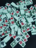 淞洲馨家用麻将牌中号大号中档家用手搓麻将送麻将布机器麻将+色子 50或52号随机手搓麻将136张1副 实拍图