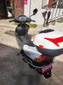 阔路全新宇钻踏板车国四电喷125CC燃油车成人两轮雨钻摩托车外卖车 白色 国三款化油器（不可上牌） 实拍图