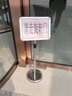 宜甜 指示牌立牌展示牌不锈钢广告引导牌a4立式指示牌引导牌水牌展示架a3引路会议指引牌迎宾牌 圆角 A4银色【1套装 配加重注水块】 实拍图
