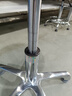 金扎特（ESD）J01防静电凳子升降旋转椅子工厂车间流水线学校实验室医院圆凳 J01H铝合金脚+脚杯（48-68）加厚 实拍图