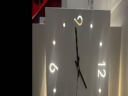 2024新款双面转角钟钟表挂钟时尚网红创意简约墙上无痕钉客厅挂钟 北极白加感应灯（电池款） 26cm 实拍图