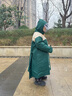 牧萌儿童雨衣男女童带书包位防水透气宝宝时尚风衣式雨披 松针绿 2XL 实拍图