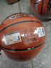 斯伯丁（SPALDING）TF1000典藏系列超纤表皮室内竞技比赛七号成人篮球 77-526Y 实拍图